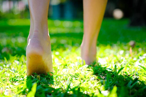 Pierna Mujer Está Suelo Ella Está Punto Caminar Por Hierba — Foto de Stock