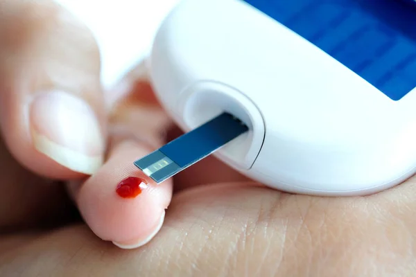 İnsanların elleri diyabet ve yüksek kan şekeri monitörlerini dijital basınç göstergesi ile kontrol ediyor. Sağlık ve Tıp Konsepti