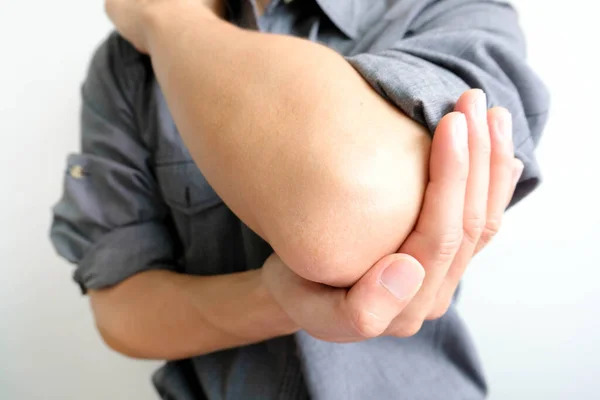 Homens Usam Suas Mãos Para Segurar Seus Cotovelos Ele Tinha — Fotografia de Stock
