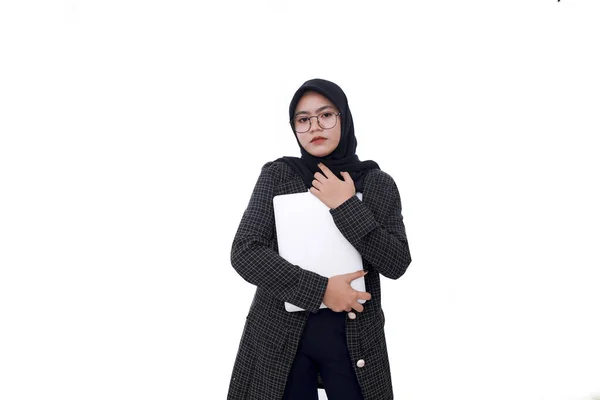 若いアジアのイスラム教徒の女性は ノートパソコンのコンピュータの隔離された白い背景を保持し 作業するときショックです — ストック写真