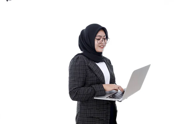 Junge Asiatische Islam Frau Lächelt Beim Halten Und Arbeiten Laptop — Stockfoto