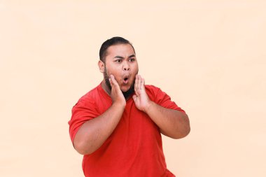 Genç Asyalı şişman adam şaşırdı ve haykırdı.