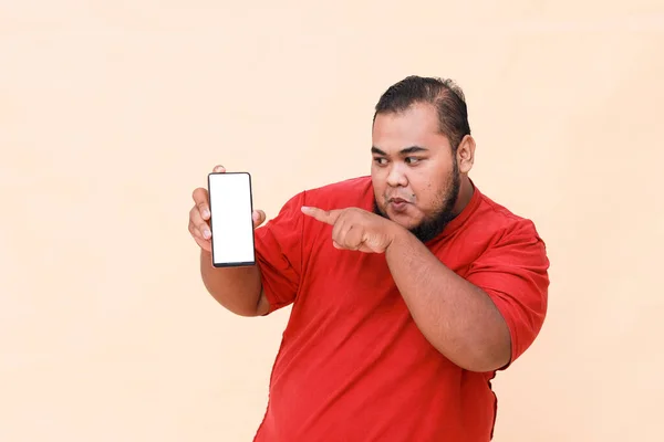 Izgalmas Boldog Kövér Ázsiai Szakállas Férfi Piros Pólóban Mosolyog Ujjal — Stock Fotó
