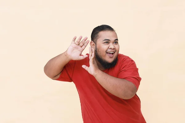 Jovem Atraente Asiático Gordo Homem Serosamente Ouvindo Posando Mão Sobre — Fotografia de Stock