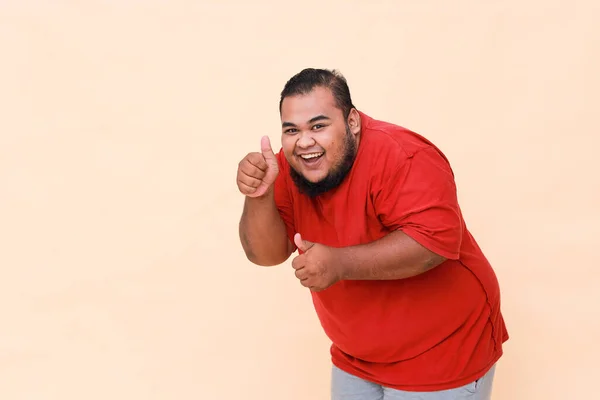 Joven Asiático Gordo Hombre Usando Rojo Camiseta Aislado Fondo Sonriendo Fotos De Stock