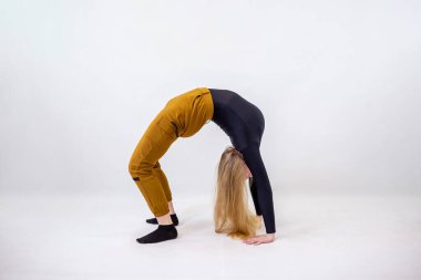 Beyaz arka planda sarışın, mavi gözlü, dansçı kadın.