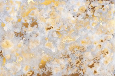 Gri, beyaz ve altın folyo suluboya arka plan. Dekoratif duvar sıvası taklidi. Şık, zarif, parlak bir doku..