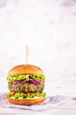 Beyaz bir masada vejetaryen burger ve beyaz bir arka plan. Sebze eti. Yemek hazır.. 