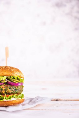 Beyaz bir masada vejetaryen burger ve beyaz bir arka plan. Sebze eti. Yemek hazır.. 