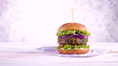 Beyaz bir masada vejetaryen burger ve beyaz bir arka plan. Sebze eti. Yemek hazır.. 