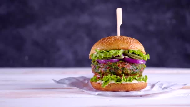 Beyaz Bir Masada Vejetaryen Burger Koyu Mavi Bir Arka Plan — Stok video