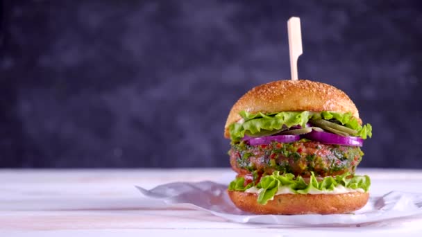 Vegan Burger Λευκό Τραπέζι Και Σκούρο Μπλε Φόντο Φυτικό Κρέας — Αρχείο Βίντεο