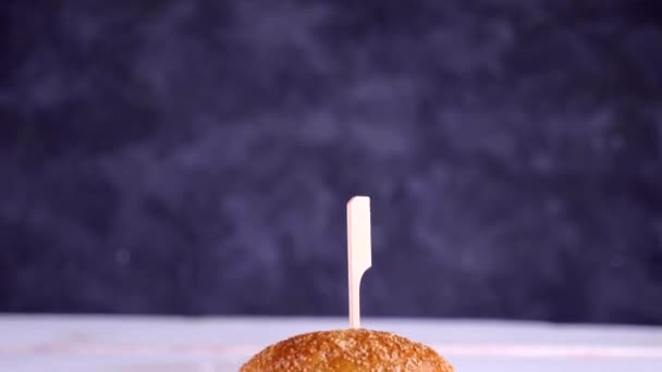 Hamburguesa Vegana Sobre Una Mesa Blanca Con Fondo Azul Oscuro — Vídeos de Stock