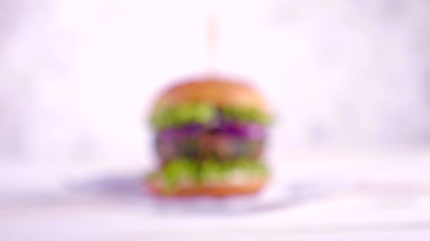 白色桌子上有一个白色背景的汉堡包 蔬菜肉 准备好吃饭了 — 图库视频影像