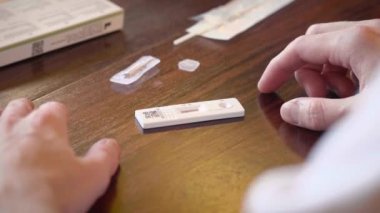 Kafkasyalı beyaz adam evdeki antijenin sonucunu bekliyor. Sinirlendi ve sınava girdi.. 