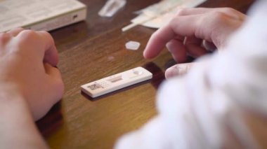 Kafkasyalı beyaz adam evdeki antijenin sonucunu bekliyor.. 