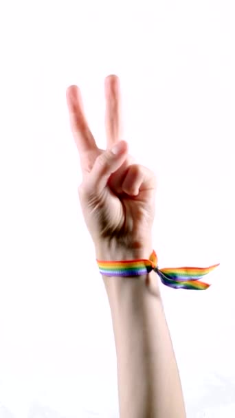 Hand Dragen Van Een Armband Met Kleuren Van Lgbt Vlag — Stockvideo