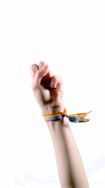 Üzerinde Lgbt Bayrağı Renginde Parmak Gösteren Bir Bilezik Takıyordu Dikey — Stok video