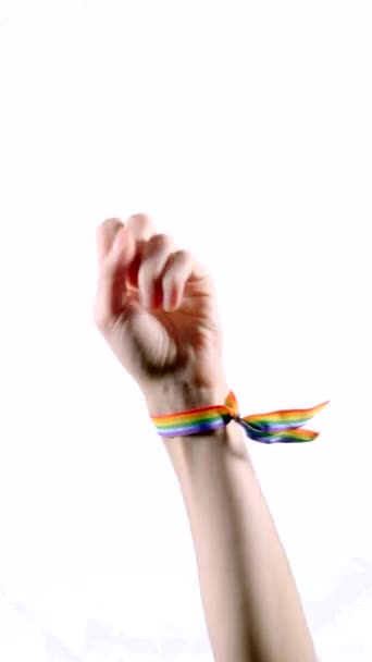 Tangan Memakai Gelang Dengan Warna Bendera Lgbt Yang Menunjukkan Empat — Stok Video