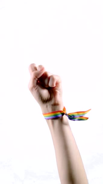 Χέρι Φορώντας Ένα Βραχιόλι Χρώματα Της Σημαίας Λοατ Υψώνοντας Ένα — Αρχείο Βίντεο