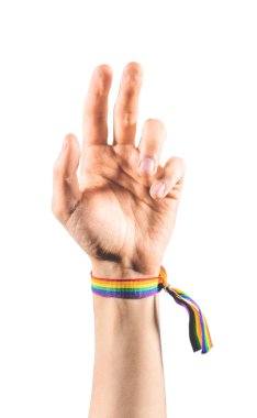 LGBT bayrağı renginde bir bilezik takıyor. LGBT sembolü.