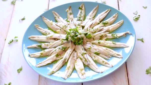 用大蒜和欧芹腌制的泡菜 在一个白色木制桌子上的圆形木板中加入醋 典型的西班牙小吃 — 图库视频影像