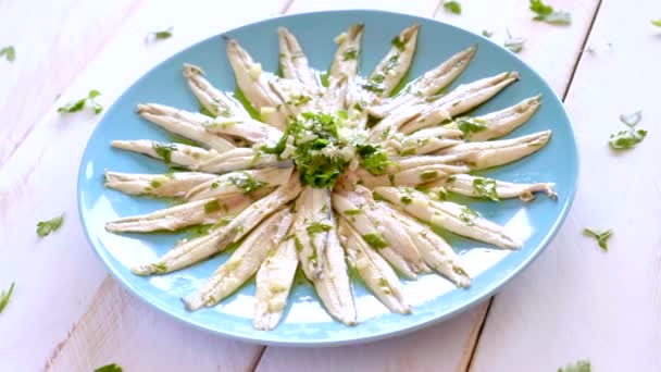 Anchoas Escabeche Con Ajo Perejil Marinado Vinagre Plato Redondo Madera — Vídeo de stock