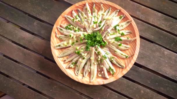 Anchois Marinés Ail Persil Dans Une Assiette Ronde Bois Sur — Video