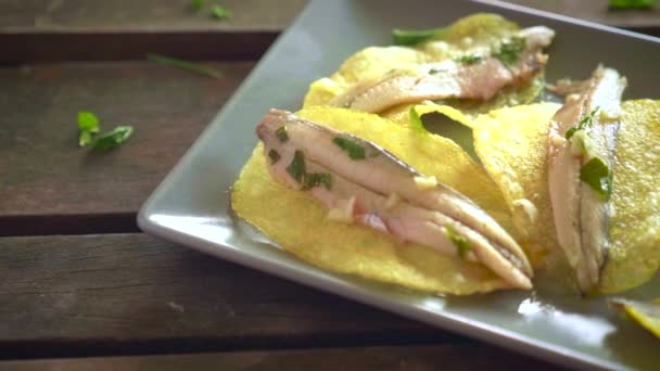 Kartoffelchips Mit Eingelegten Sardellen Einem Dunklen Rechteckigen Teller Auf Einem — Stockvideo