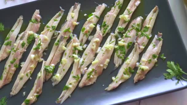 三道菜 马铃薯片 采摘的凤尾鱼和绿色橄榄在一个白色的木制桌子上与欧芹叶 在酒吧里吃的典型西班牙小吃 — 图库视频影像