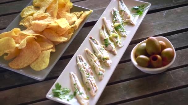 Tres Platos Con Patatas Fritas Anchoas Recogidas Aceitunas Verdes Una — Vídeo de stock