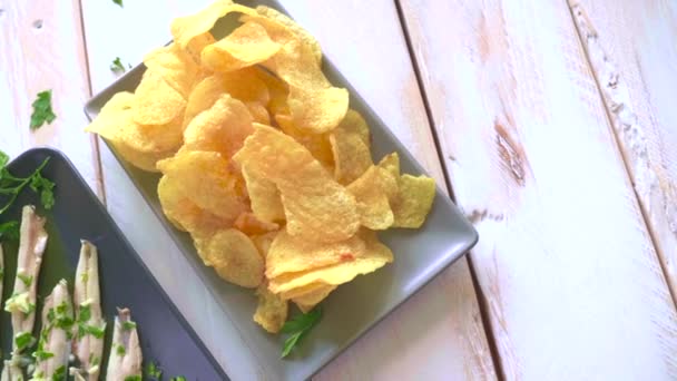 Drei Gerichte Mit Kartoffelchips Gepflückten Sardellen Und Grünen Oliven Auf — Stockvideo