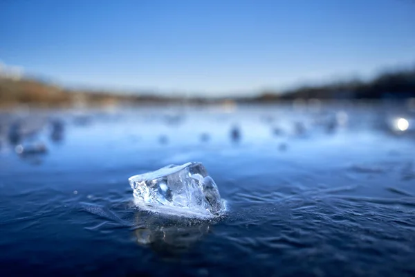 Lascas Gelo Jazem Num Lago Congelado Profundidade Campo Espaço Cópia — Fotografia de Stock