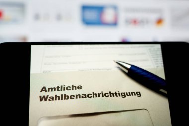 Stuttgart, Almanya - 29 Ağustos 2021. Almanya 'da yapılacak 2021 federal seçimleri için resmi seçim bildirimi (Wahlbenachrichtigung, Bundestagswahl). Belgeli akıllı telefon. Avrupa.