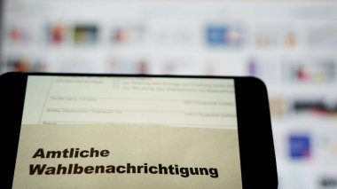 Stuttgart, Almanya - 29 Ağustos 2021. Almanya 'da yapılacak 2021 federal seçimleri için resmi seçim bildirimi (Wahlbenachrichtigung, Bundestagswahl). Belgeli akıllı telefon. Avrupa.