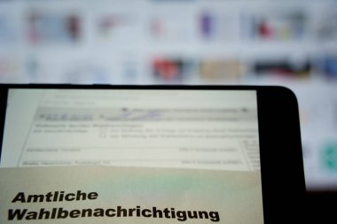 Stuttgart, Almanya - 29 Ağustos 2021. Almanya 'da yapılacak 2021 federal seçimleri için resmi seçim bildirimi (Wahlbenachrichtigung, Bundestagswahl). Belgeli akıllı telefon. Almanya.