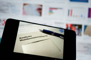 Stuttgart, Almanya - 29 Ağustos 2021. Almanya 'da yapılacak 2021 federal seçimleri için resmi seçim bildirimi (Wahlbenachrichtigung, Bundestagswahl). Belgeli akıllı telefon. Yazı.