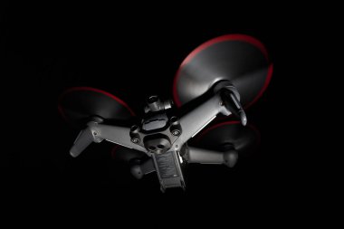 Nuertingen, Almanya - 26 Haziran 2021: Drone dji fpv. Siyahta izole edilmiş. Gece bir parıltıyla aydınlandı. Yan görüş. Geniş açı.