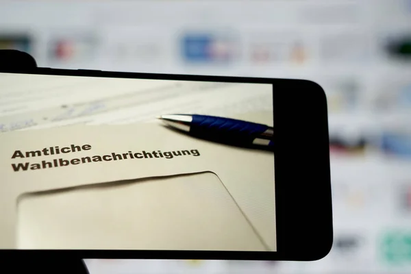 德国斯图加特 2021年8月29日 2021年德国联邦选举的正式选举通知 Wahlbenachrichtigung Bundestagswahl 带着文件的智能手机没人 — 图库照片