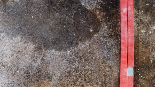 木地板上有污迹的红水管道 漏水会造成昂贵的水损坏 并导致基本的整修 — 图库照片