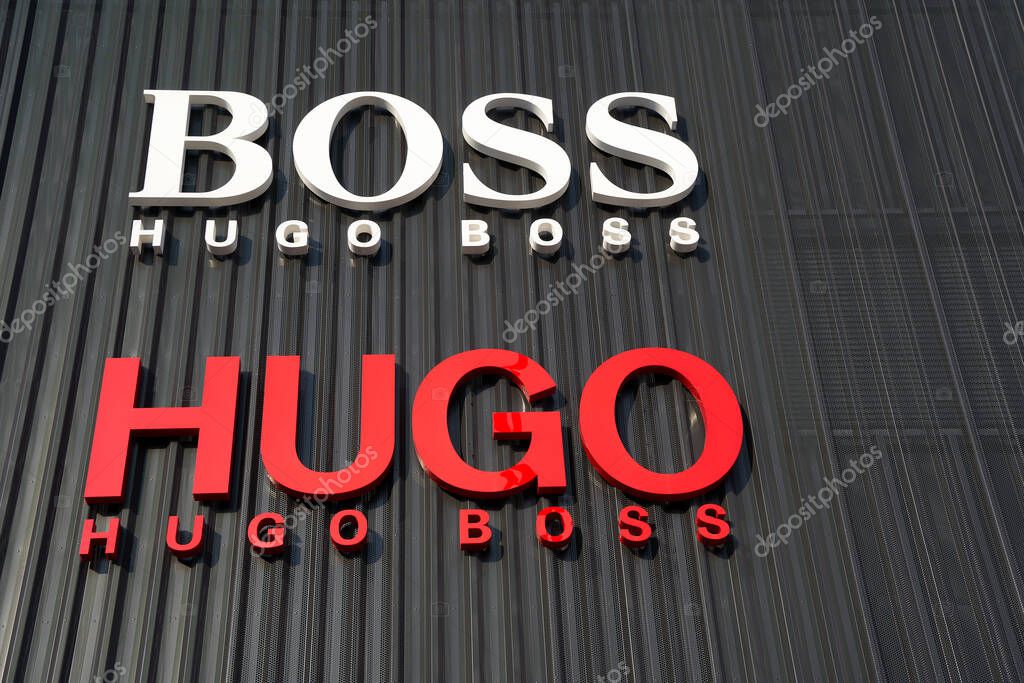 Metzingen, Alemania Mai 03, 2021 Hugo Boss Cartas sobre una fachada