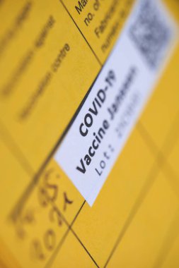 Stuttgart, Almanya - 15 Mayıs 2021: Aşı kartındaki beyaz görgü kuralları. Corona virüsü covid-19 'a karşı aşı onaylandı. Dünya Sağlık Örgütü 'nün bir kitapçığında sarı sayfa.