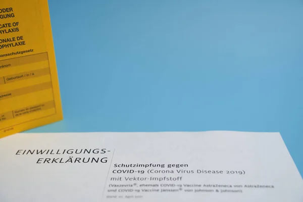 Stuttgart Duitsland Mei 2021 Geïnformeerde Toestemming Einwilligungserklaelrung Vaccinatiedocumenten Pasje Voor — Stockfoto