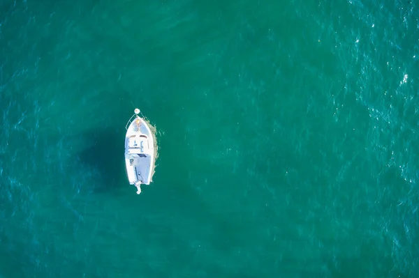 Пустая Рыбацкая Лодка Сверху Атлантике Вид Воздуха Небольшой Белый Корабль — стоковое фото