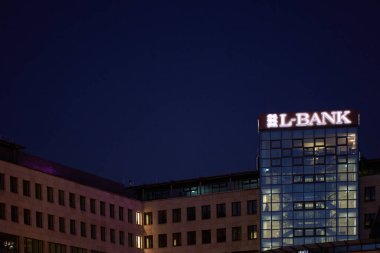 Stuttgart, Almanya - 31 Aralık 2021: L-Bank Baden Wurttemberg. Binanın bir kısmı aşağıdan. Kredi kurumu Corona yardımı hakkında geri bildirim talep ediyor.