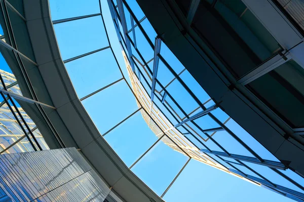 Çok camlı yuvarlak bir mimari. Yukarı görünüm.