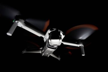 Nurtingen, Almanya - 26 Haziran 2021: Drone dji Air 2. Siyahta izole edilmiş. Gece bir parıltıyla aydınlandı. Yan görüş. Kapatın. Almanya.