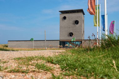 Hollanda, Brouwersdam - 11 Haziran 2020: Grevelingen bilgi merkezi Brouwersdam 'ın ortasında yer almaktadır ve yürüyüş ve bisiklet turları için güzel bir yerdir. Hollanda.