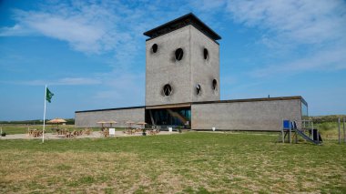 Hollanda, Brouwersdam - 11 Haziran 2020: Grevelingen bilgi merkezi Brouwersdam 'ın ortasında yer almaktadır ve yürüyüş ve bisiklet turları için güzel bir yerdir. Hollanda.