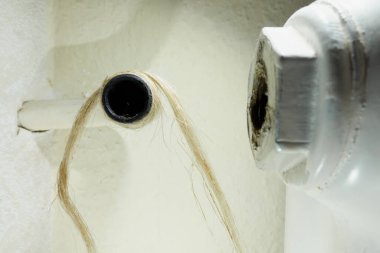 Isıtma borusunu kenevirle mühürle. Radyatör ısıtıcısının termostat vanasını değiştir. Kurulumda bağlantıyı vidala.